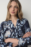 Casualowy top w błękitne kwiaty