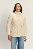 Kremowa pikowana kurtka z wysokim kołnierzem 