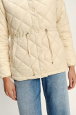 Kremowa pikowana kurtka z wysokim kołnierzem 