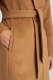Klasyczny, wełniany płaszcz w beżowym kolorze