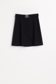Czarna spódnica mini z ozdobnym paskiem