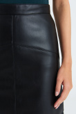Czarna, krótka spódnica ze skóry ekologicznej