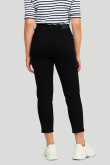 Czarne jeans'y ze zwężaną nogawką, model mom-fit