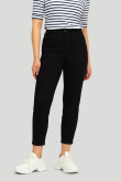 Czarne jeans'y ze zwężaną nogawką, model mom-fit