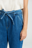 Jeansowe spodnie loose-fit z zakładkami i paskiem