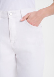 Białe jeansy typu mom fit