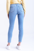 Jasnoniebieskie jeansy o dopasowanym fasonie