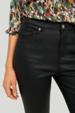Czarne, powlekane spodnie spodnie typu slim