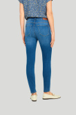 Jeansowe spodnie o kroju slim-fit, niebieskie z przetarciami