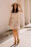 Kremowa sukienka z nadrukiem typu paisley