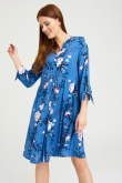 Niebieska sukienka z wiskozy, print w kwiaty