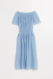 Błękitna sukienka z drobne groszki