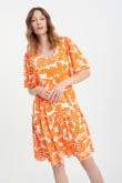 Sukienka z pomarańczowym nadrukiem tropic