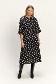 Czarna sukienka midi z nadrukiem w kropki