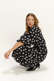 Czarna sukienka midi z nadrukiem w kropki