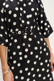 Czarna sukienka midi z nadrukiem w kropki
