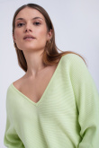 Jasnozielony sweter z dekoltem V