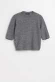 Szary sweter z błyszczącą aplikacją z cyrkonii
