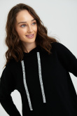Komfortowy sweter z kapturem i błyszczącymi troczkami, czarny