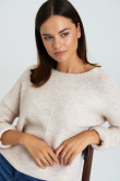 Kremowy sweter z dzianiny strukturalnej w prążek, fason oversize