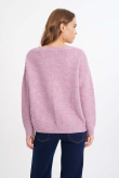 Klasyczny, prosty sweter w jasnym odcieniu fioletu