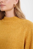 Musztardowy sweter z półgolfem