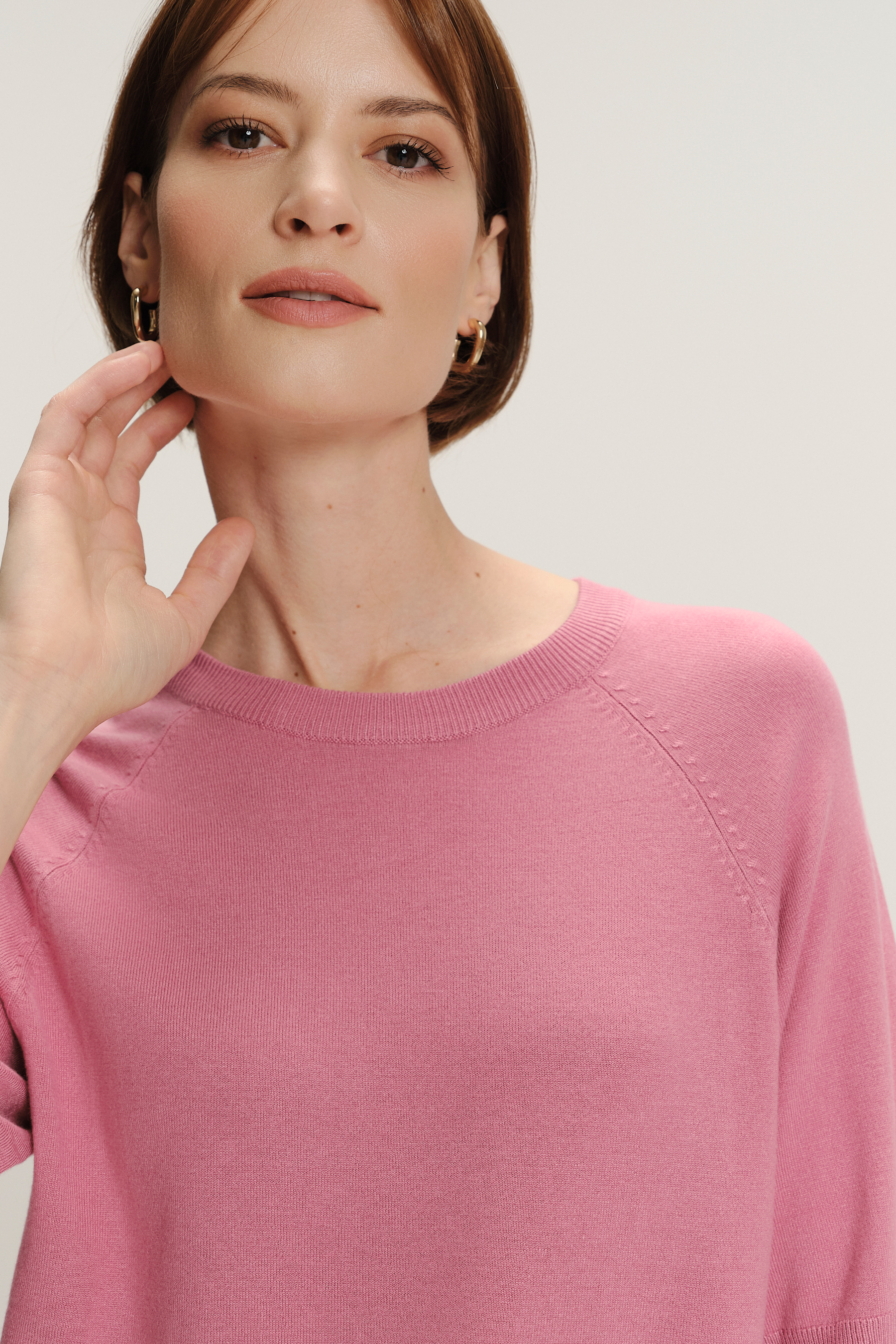 Różowy sweter z krótkim rękawem
