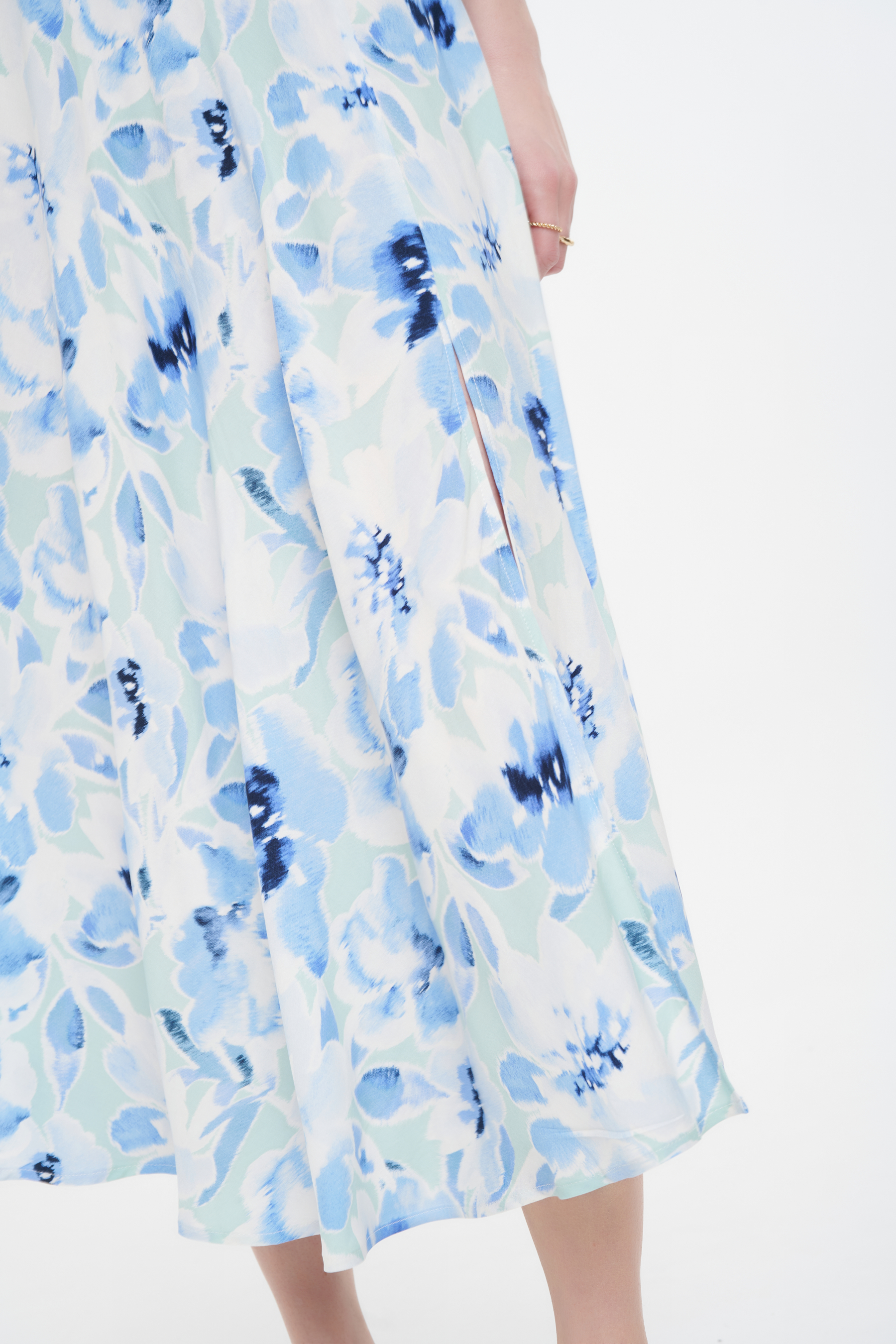 Biała spódnica midi w niebieskie kwiaty