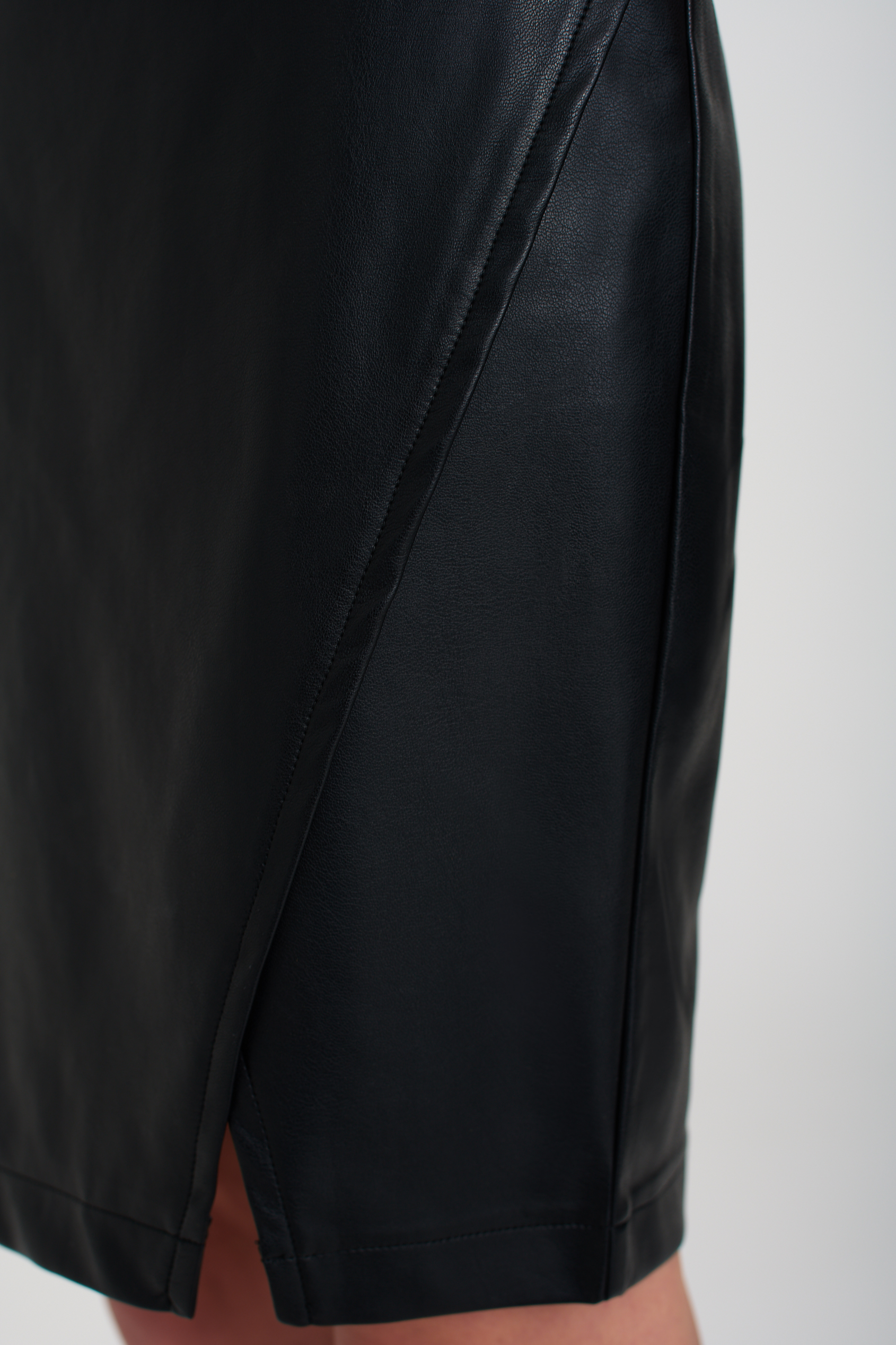 Elegancka spódnica ze skóry ekologicznej, czarna