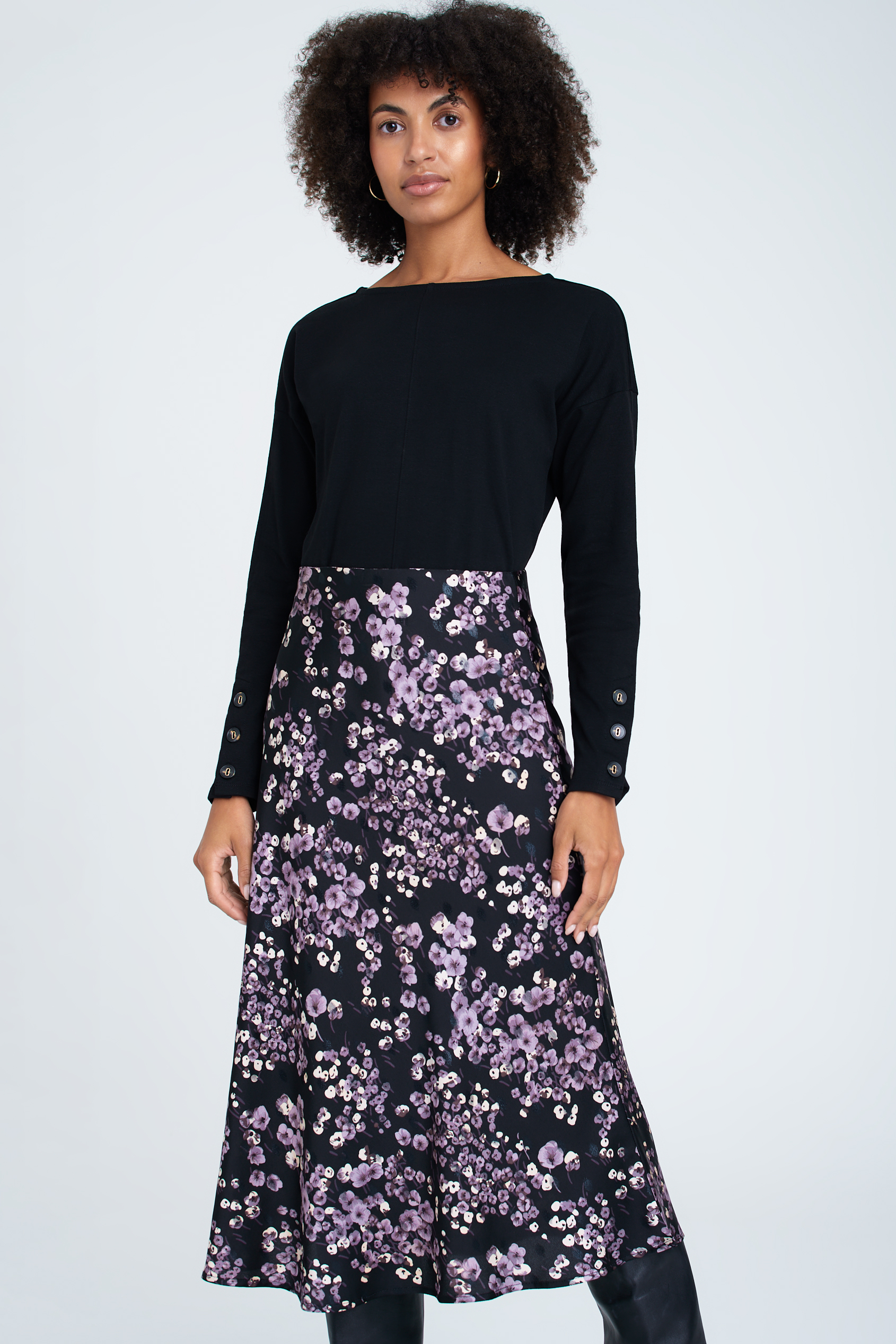Satynowa spódnica z nadrukiem w drobne kwiaty, czarno-fioletowa