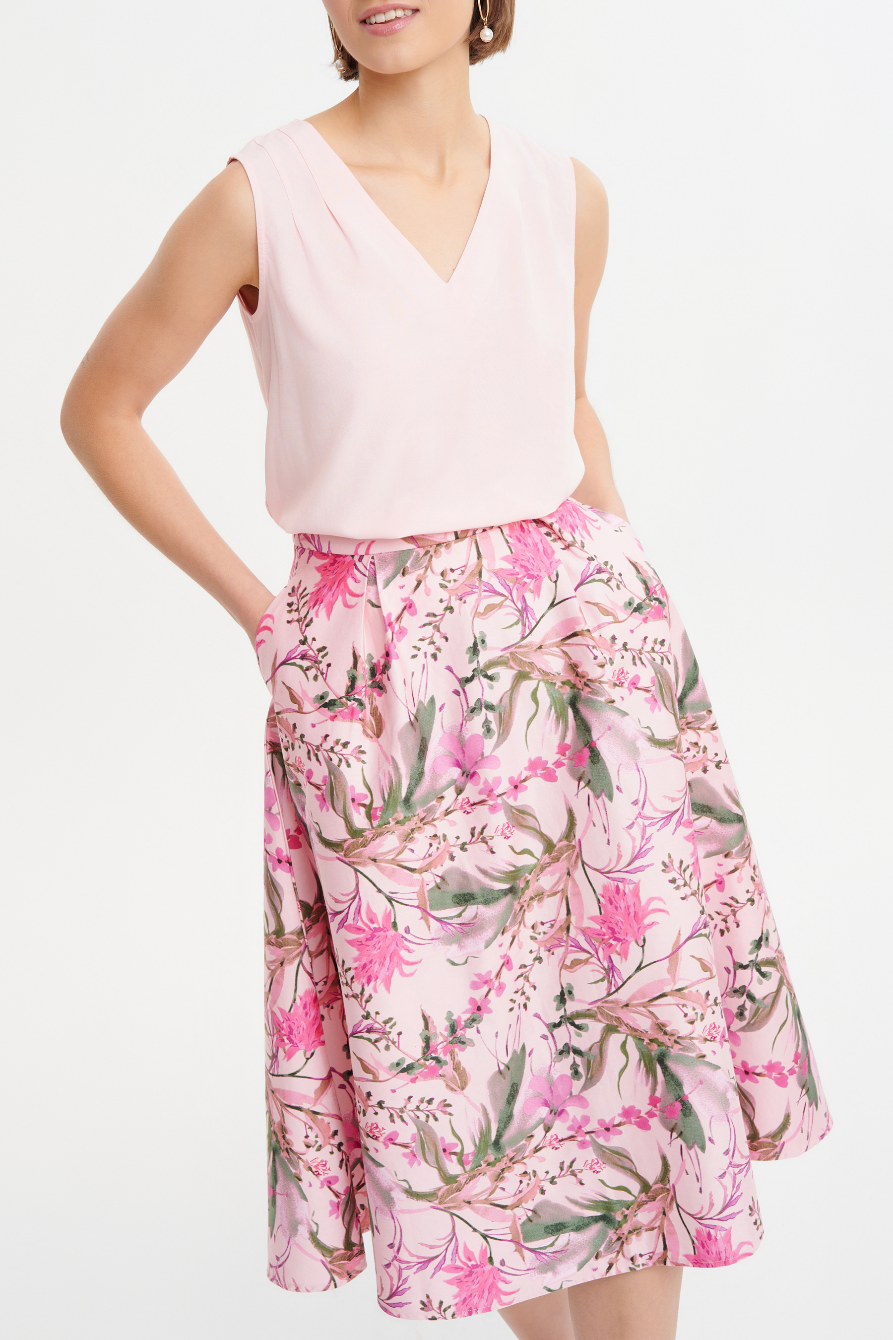 Rozkloszowana różowa spódnica w kwiaty