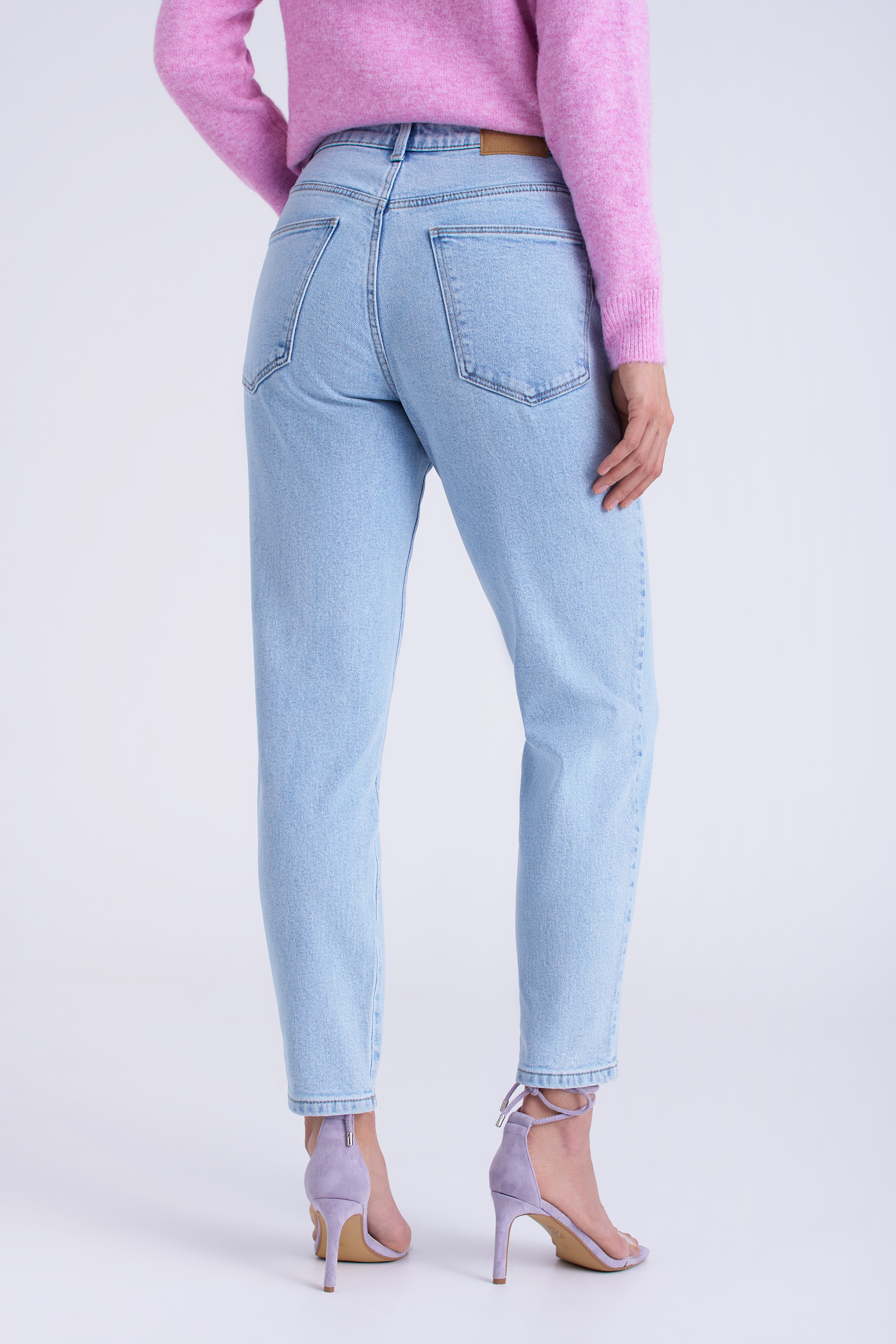 Błękitne jeansy mom-fit