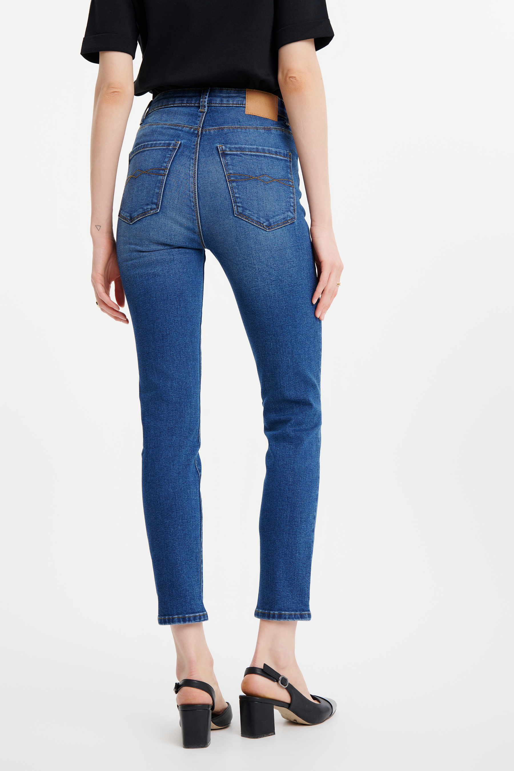 Granatowe jeansy typu skinny