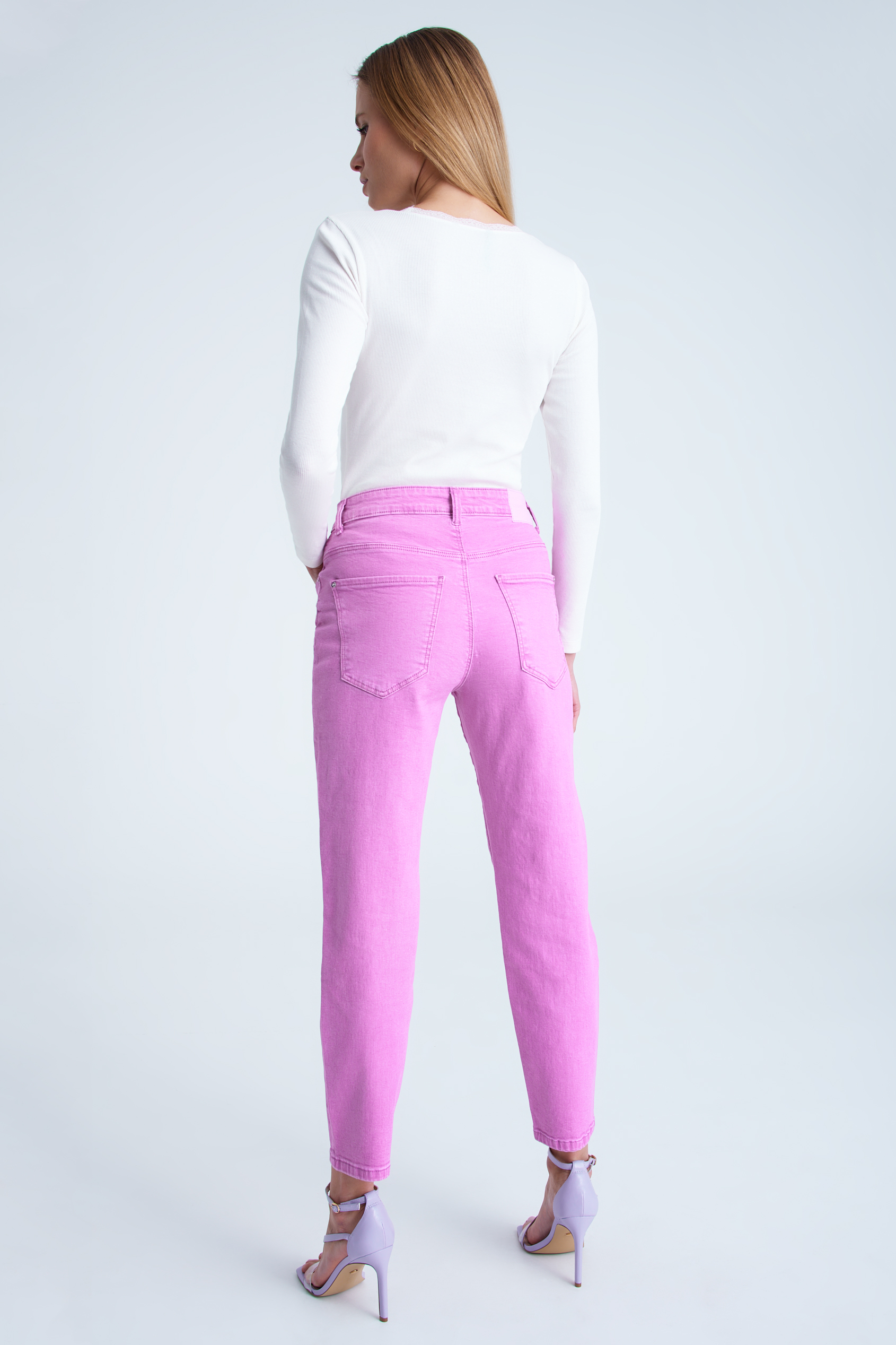 Różowe jeansy mom-fit