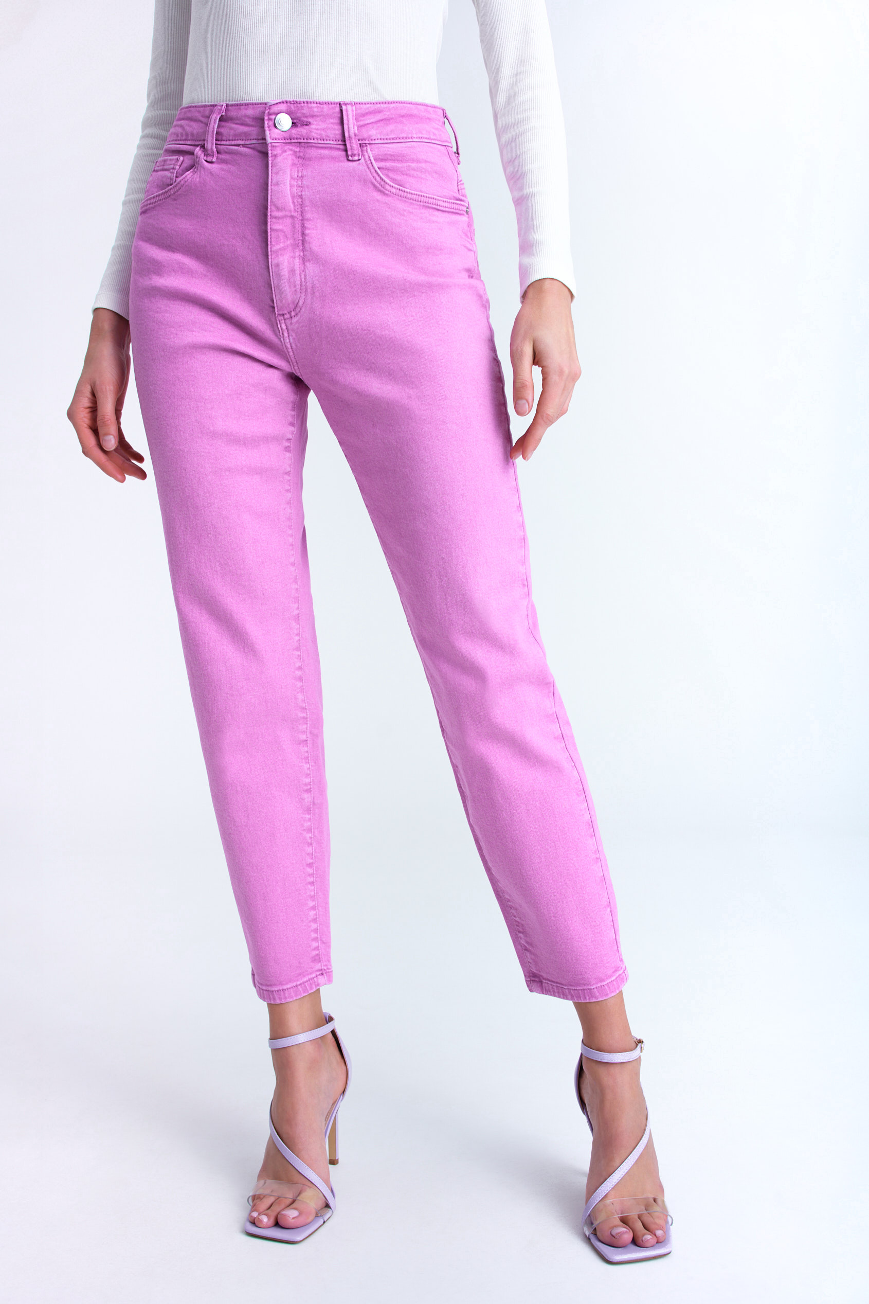 Różowe jeansy mom-fit
