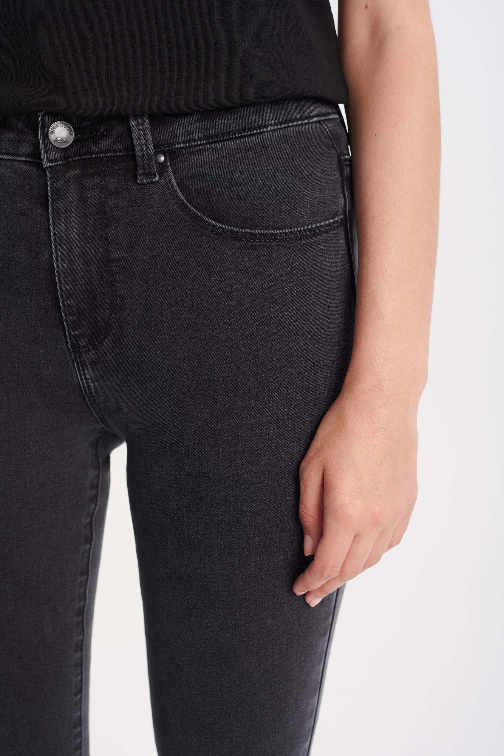 Klasyczne, grafitowe jeansy slim fit