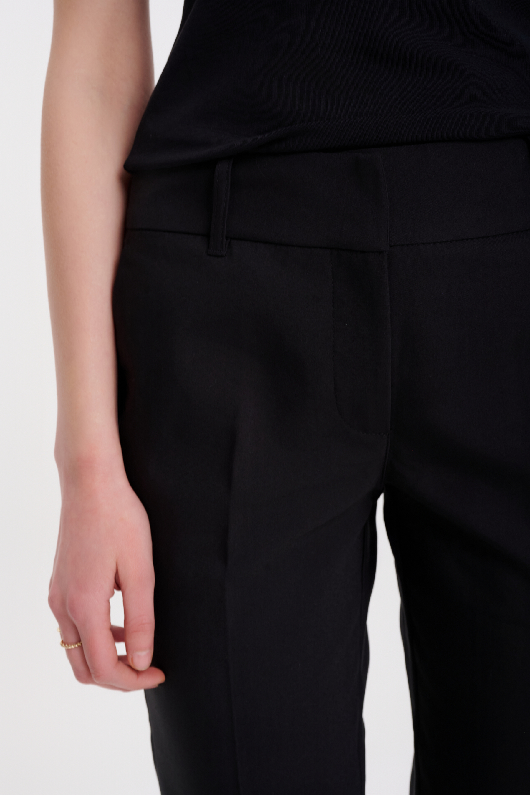 Klasyczne spodnie typu cygaretki czarne