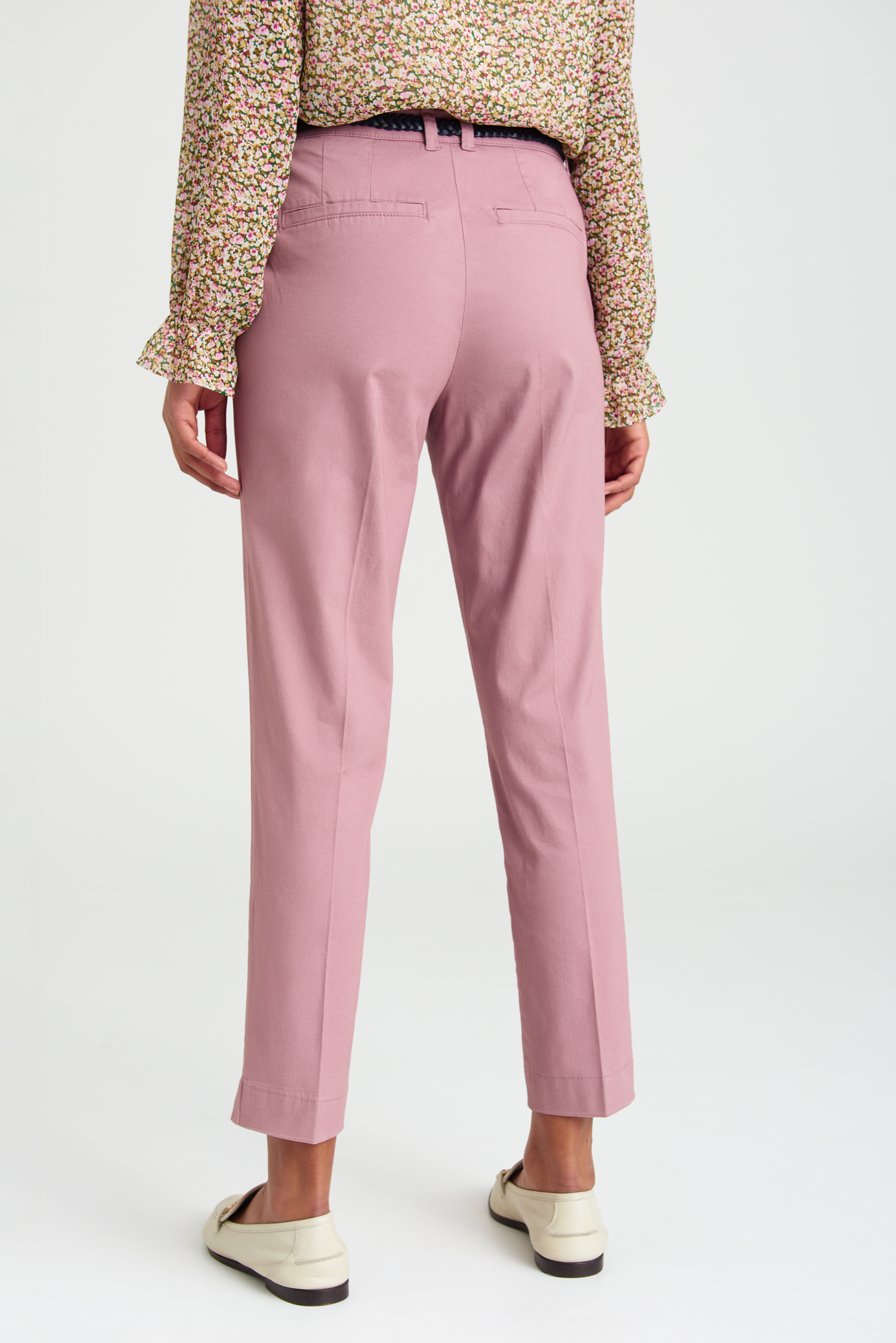 Spodnie chinosy w różowym kolorze