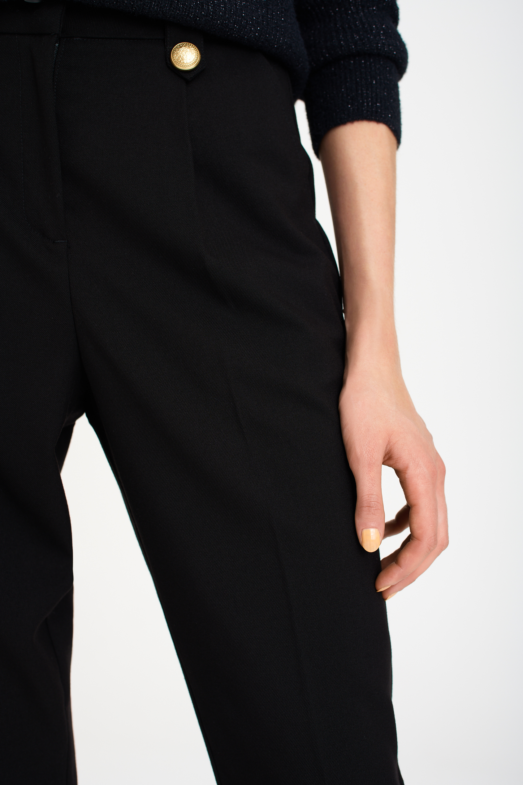 Eleganckie, czarne spodnie z ozdobnymi guzikami