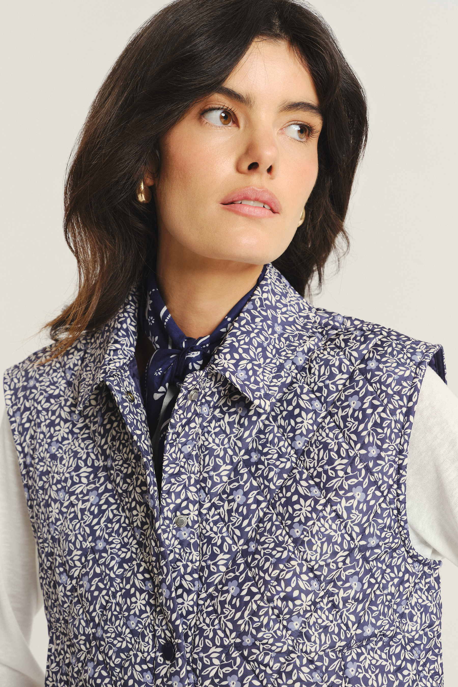 Stylowa kamizelka w drobne kwiaty