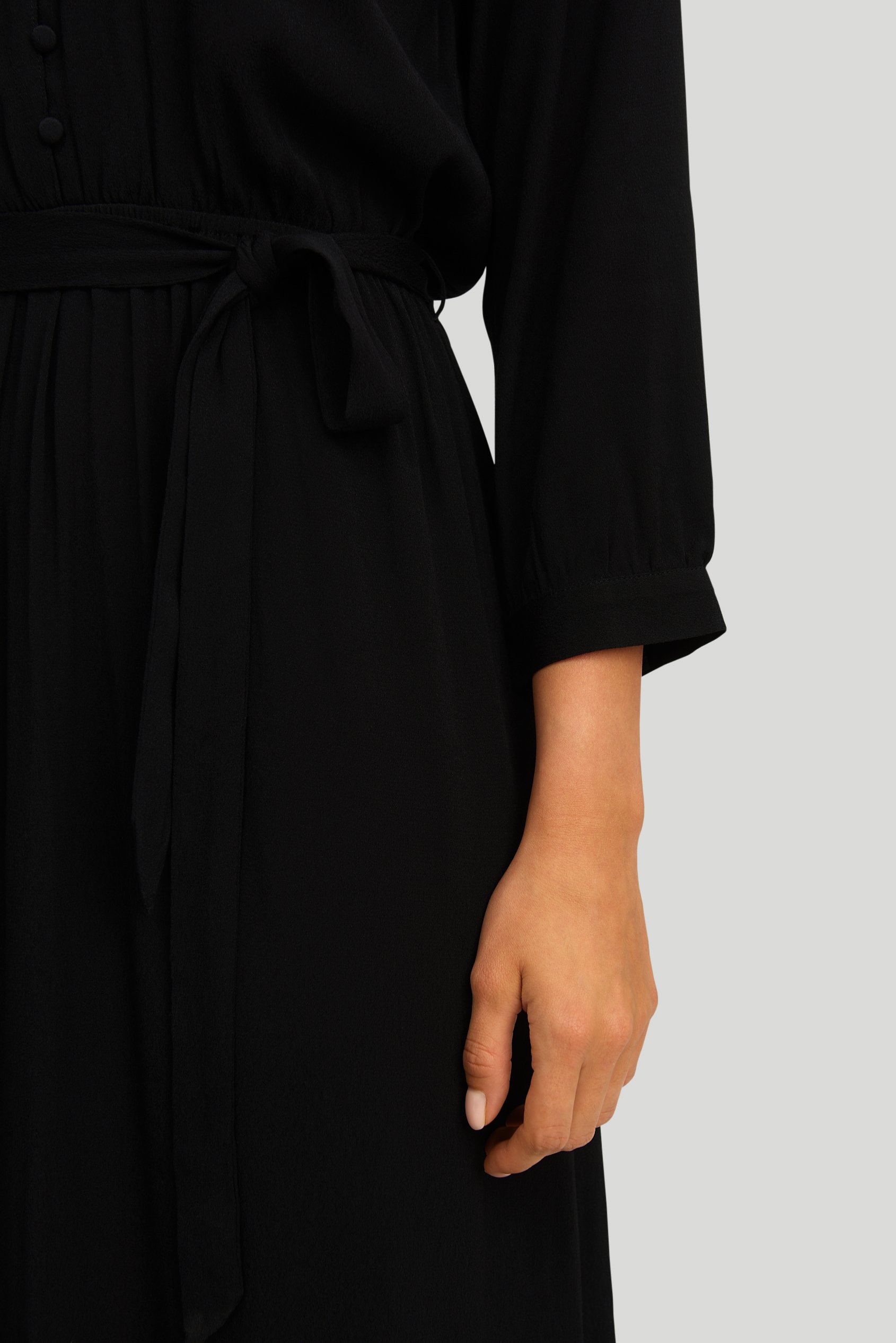 Wiskozowa sukienka podkreślająca talię, czarna