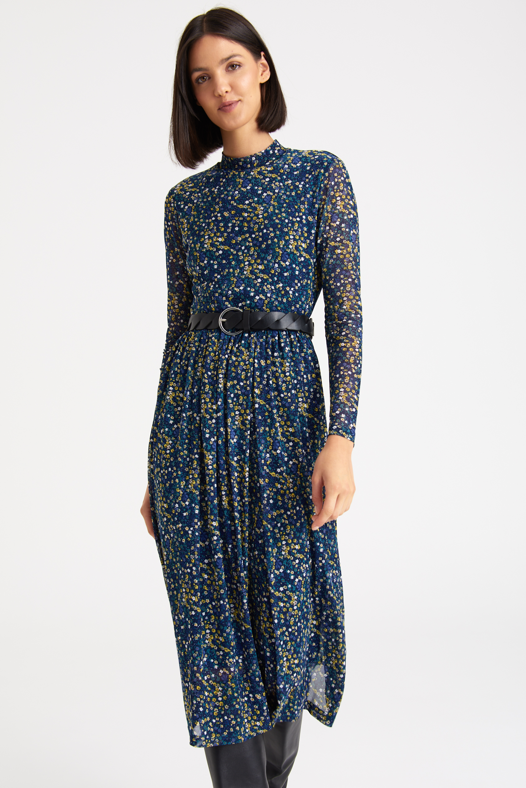Ciemnoniebieska sukienka z półgolfem, nadruk typu "łączka"
