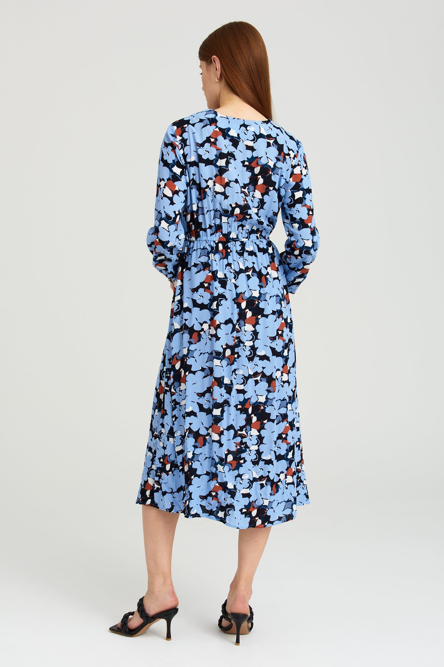 Wiskozowa sukienka midi z nadrukiem w błękitne kwiaty
