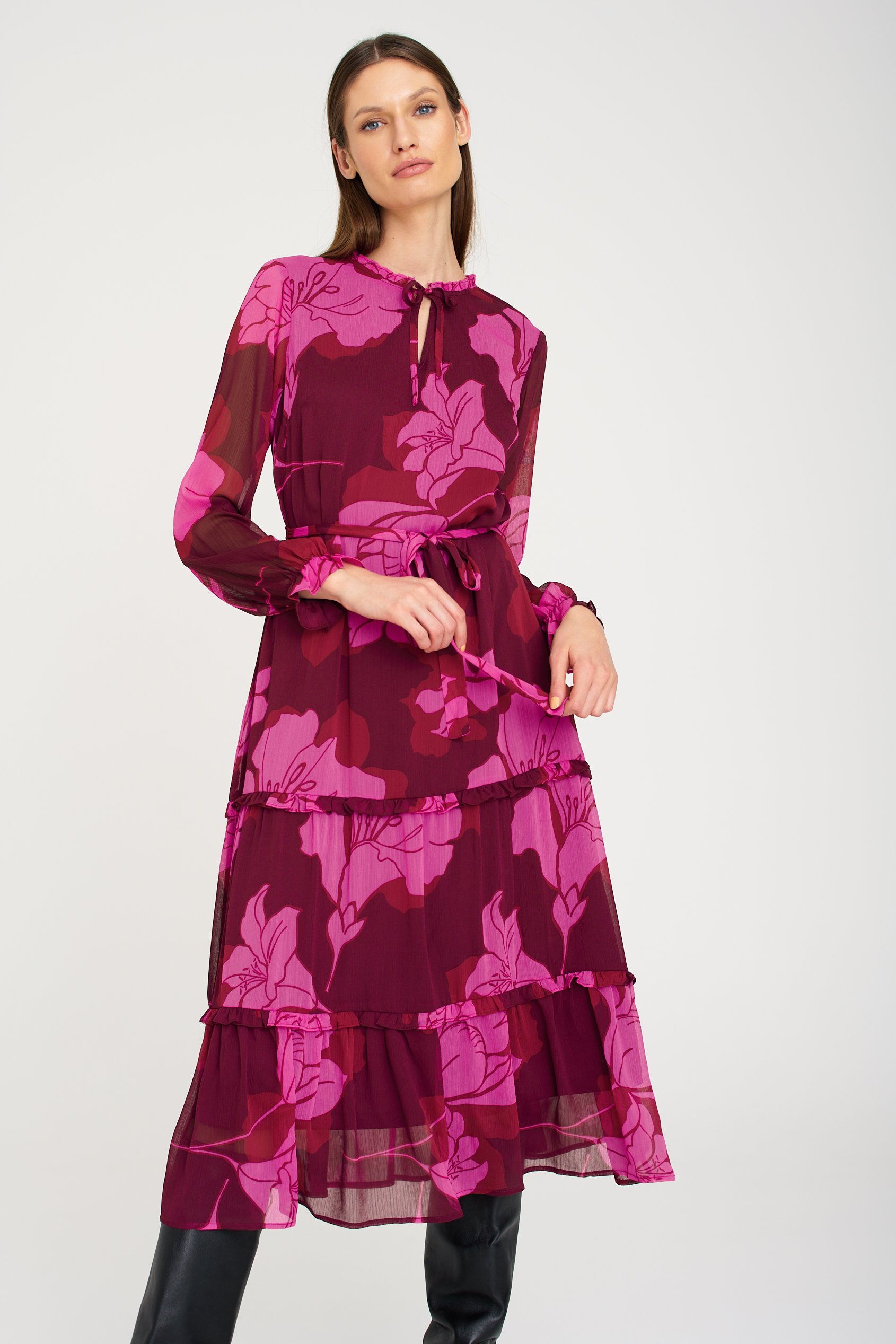 Stylowa sukienka z falbanami, nadruk w różowe kwiaty