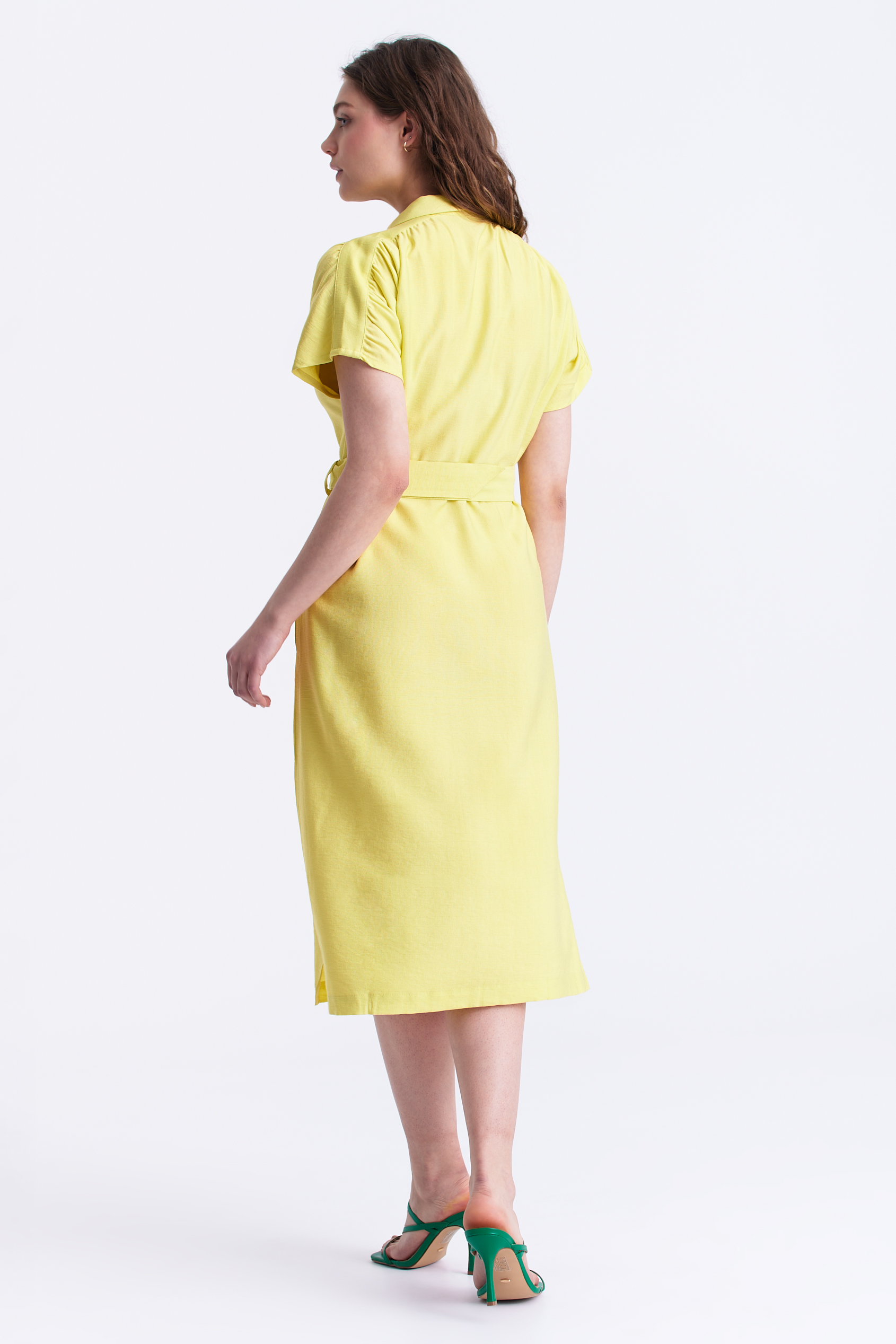 Limonkowa sukienka z paskiem