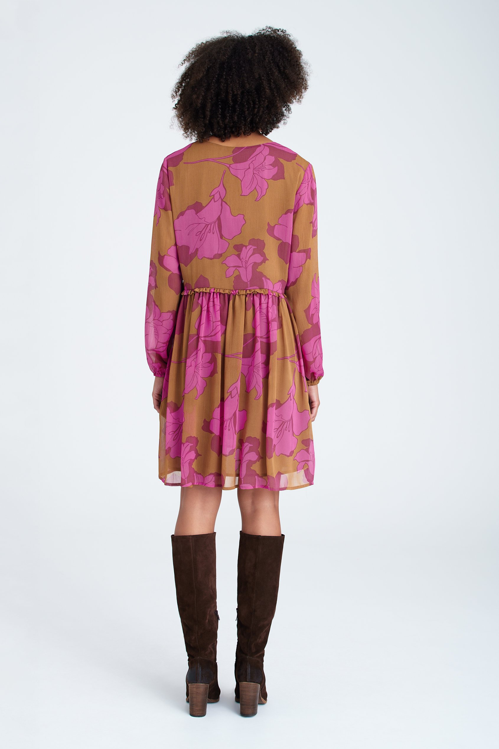 Krótka sukienka z falbanami i kwiatowym printem, brązowo-różowa