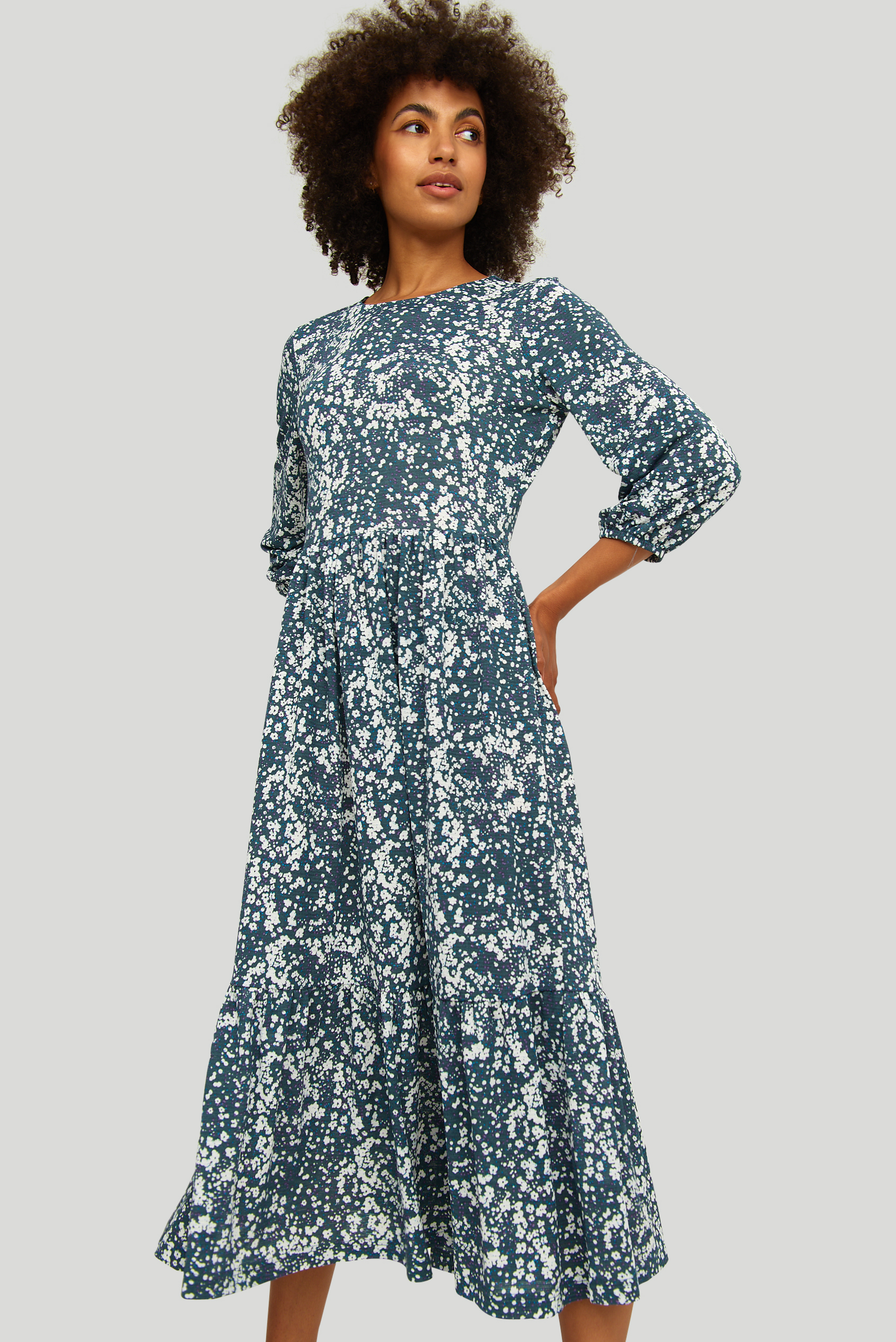Błękitno-biała sukienka midi z kwiatowym nadrukiem