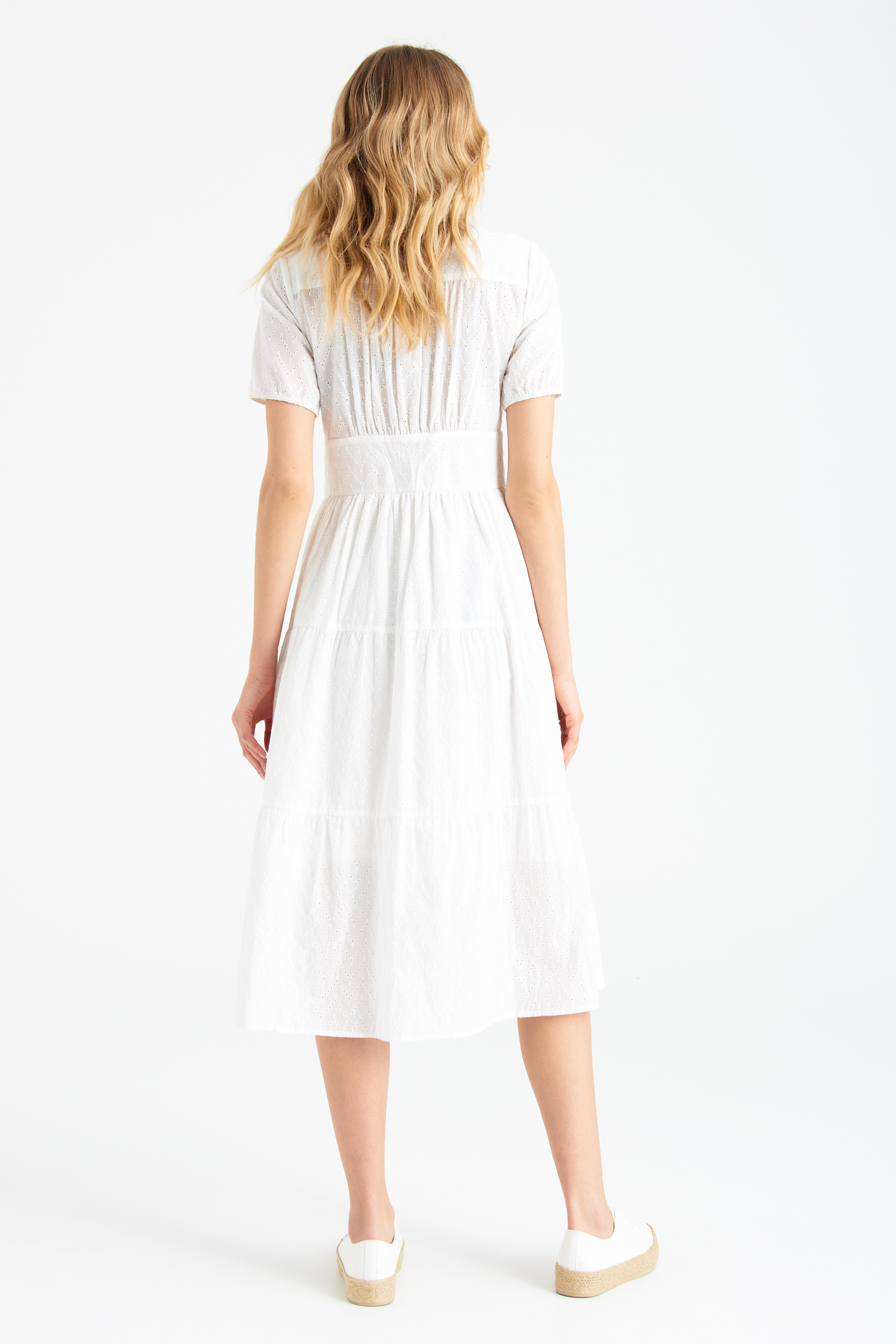 Biała, ażurowa sukienka midi