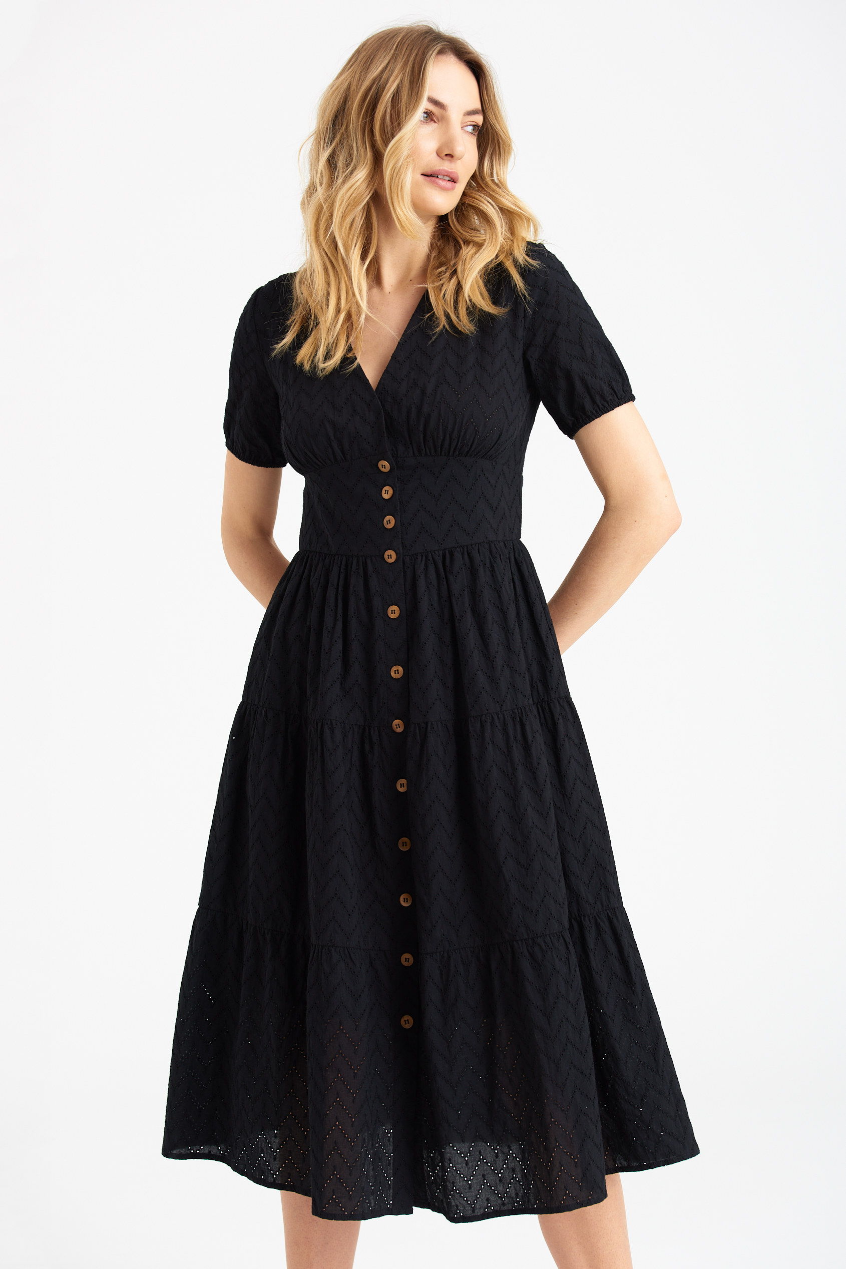Bawełniana, ażurowa sukienka w czarnym kolorze