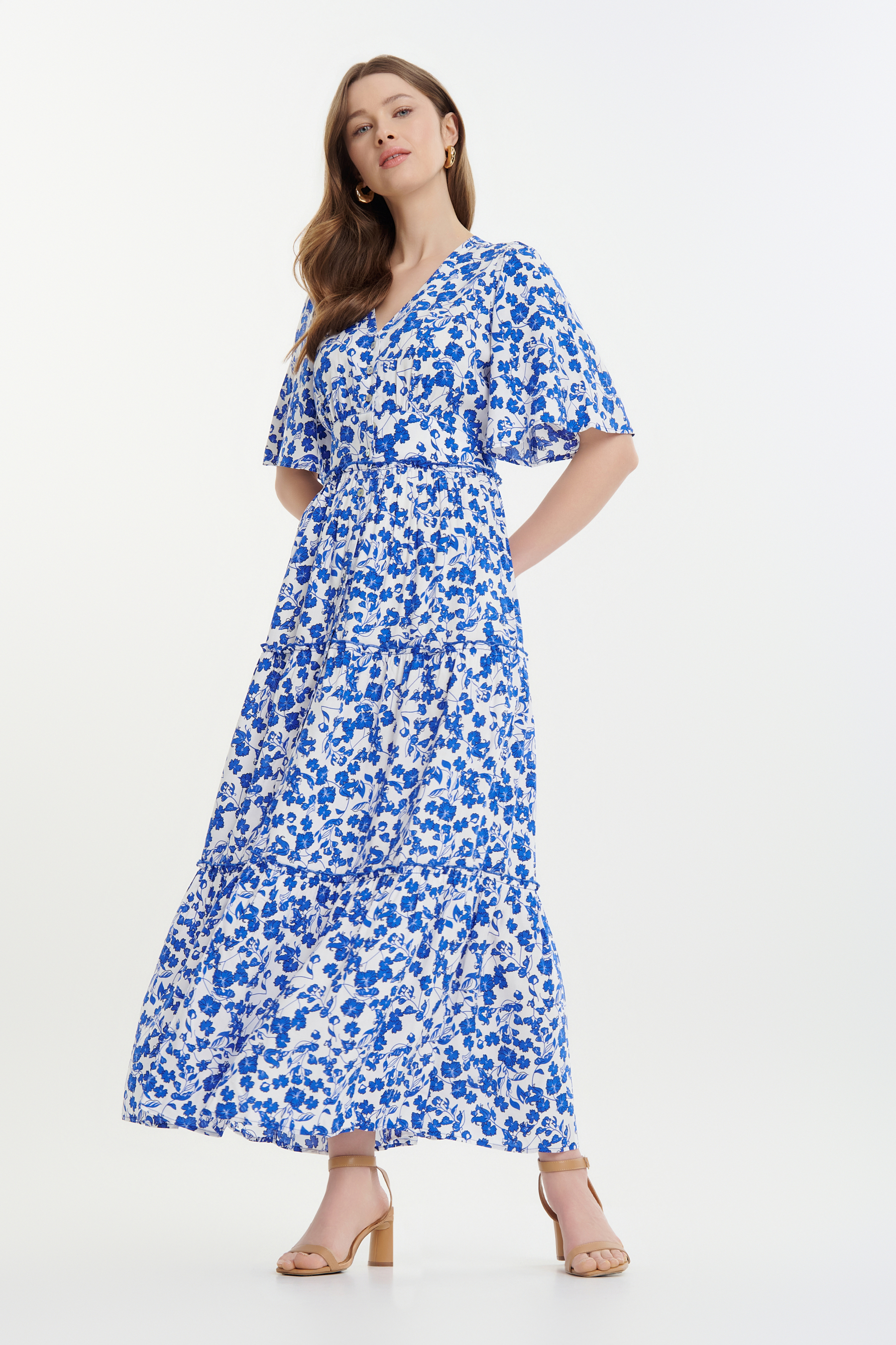 Błękitna sukienka maxi w drobne kwiaty